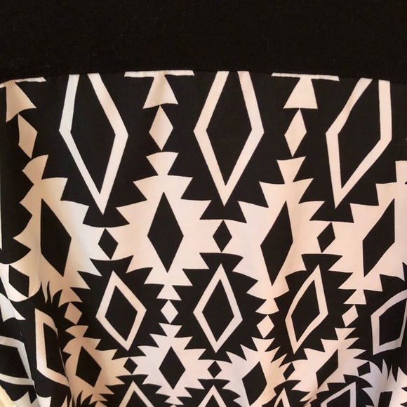 Short Sleeve Black and White Top - Picture 4 of 4